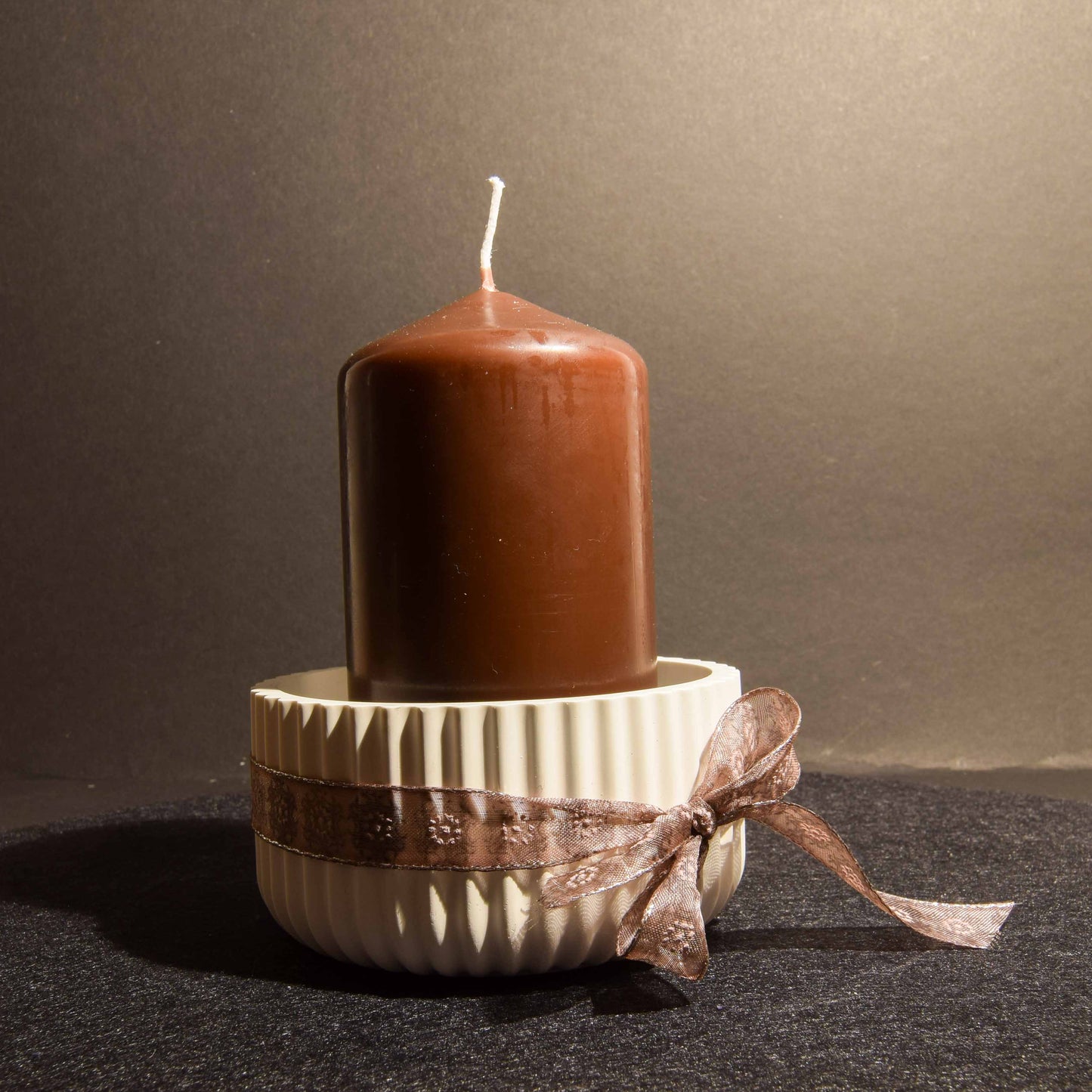 Rillenschale mit Kerze