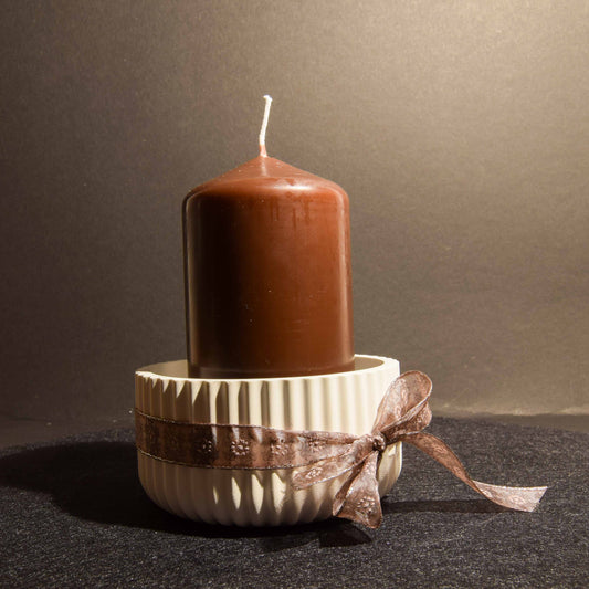 Rillenschale mit Kerze