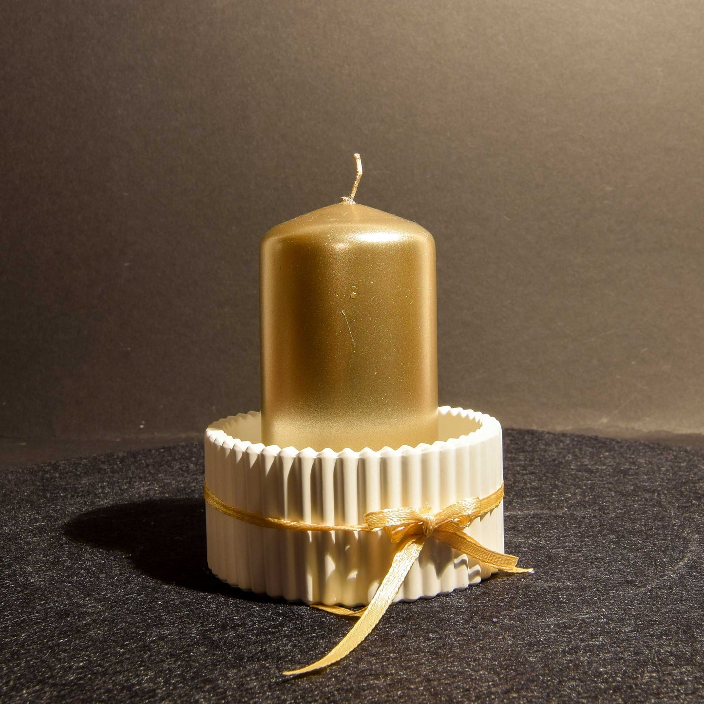 Rillenschale mit Kerze