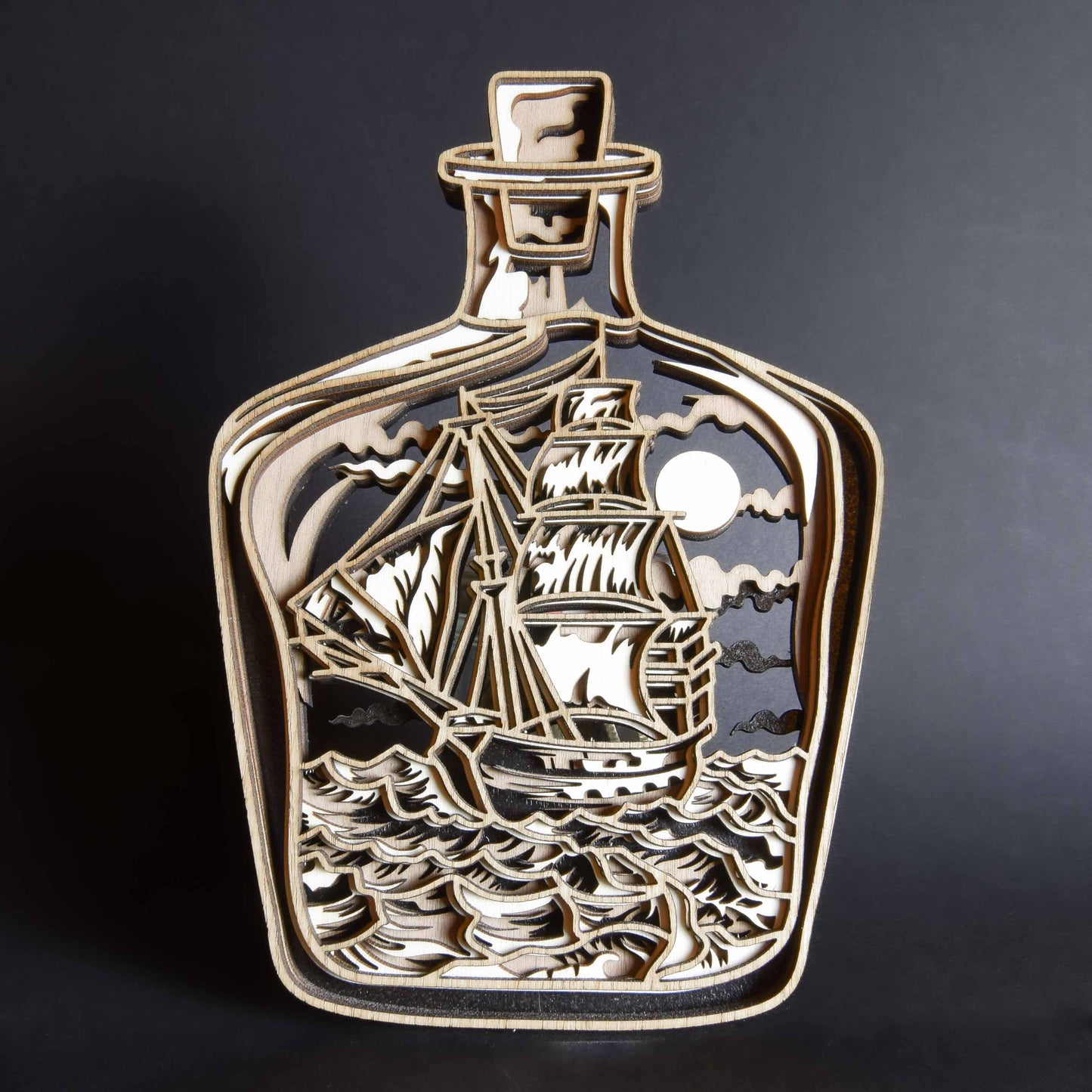 Multilayer Schiff in Flasche